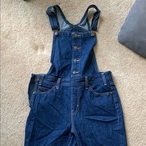 LEVI’S strap jeans with adjustable shoulder strap with pockets